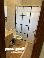  2 شقة صغيرة مفروشة للايجار مكونة من غرفتين نوم واحدة ماستر، غرفة اطفال ، صالة معيشة، مطبخ مجهز كامل