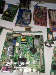  3 قطع كمبيوتر وطابعه وشاشه كمبيوتر وفوقهم كمان كيس عدد 4 ناقصات قطع الكيس كلهم كوم