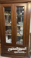  1 غرفة سفرة كاملة بحالة جيدة (طاولة و 8 كراسي وبوفيه وبيرو )