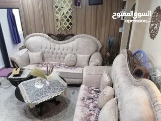  2 طقم كنب خشب زان تفصيل..7مقاعد او 9 مقاعد  لون بيج مورد شكله جميل جدآ والخشب لون بني..