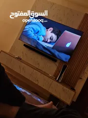  1 واجهة تلفزيون مع وحده ادراج خشب كامل بحالة ممتازه