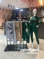  2 ستاندات ملابس تعليق بالإضافة إلى رفوف خشبية ( كامل ما يحتاجه محل الألبسة من معدات )