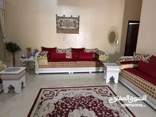  2 كنب مجلس رائع مع الطاولات