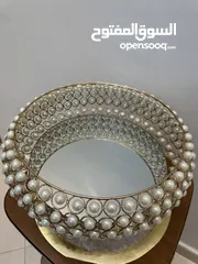  4 تحف منزليه باللون الذهبي على شكل دائري مزينه بالؤلؤ  ويمكن استخدامها للضيافه او تزيينها بالورود