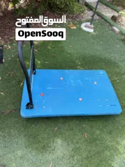  1 حمام متنقل وخزان ماء وعربة