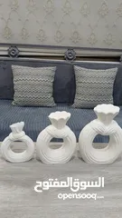  3 مزهريات وتحف