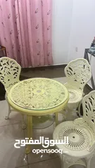  1 طاولة مع ثلاث كراسي
