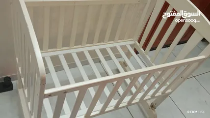  1 تخت اطفال مستعمل للبيع مع فرشه