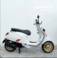  1 ڤيسبا Racing Sixties 2021، 150 سي سي، أبيض مع خطوط حمراء وعجلات ذهبية – حالة ممتازة بـ 1919 كم فقط