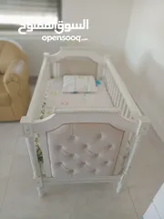  1 سرير لطفل مع الفرشه