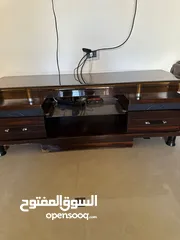  1 طاولة تلفزيون خشبية