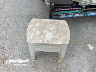  10 اربع طاولات بنية بلاستيك 2 بحالة ممتازة و2 يوجد كسر بسيط 11 كرس بني 4 كرسي سكني مع 4 طرابيزات  بحالة