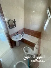 11 روف للإيجار طبربور مقابل القياده بنفس البنايه صيدلية بانه وليان