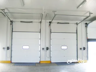  25 Industrial lifting door's.