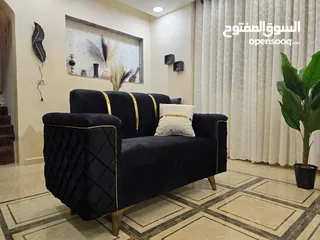  3 كنب لون اسود الكنب شبه جديد نضيف وخشب تقيل جيب نجار وشوف