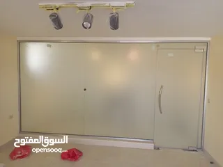  21 تركيب السيكوريت والمرايا وجميع أعمال الزجاج والألمنيوم بجودة عالية"