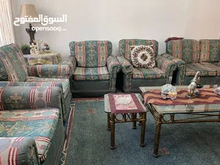  5 طقم كنب لغرفة الجلوس القماش نوع شنيل مع سجادة صنع بلجيكا بحاله ممتازة للبيع