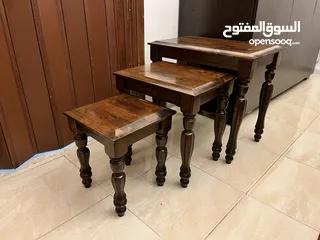  2 طاولات خدمة خشب بني