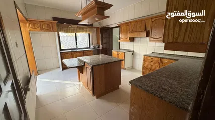  18 Well-Maintained Villa in Umm Al Summaq / فيلا بحالة ممتازة في أم السماق