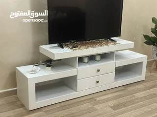  4 كنب لون خمري  طاولات طقم  لون ابيض 3  تيبل لامب 2  براويز 2  طاولة تلفزيون