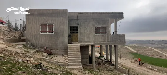  1 بيت في الحويه بالقرب من مدرسة البنات  للبيع