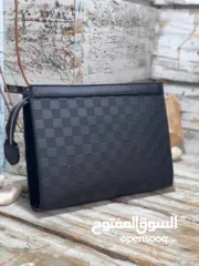  3 تشكيلة مميزة من الحقائب التي تجمع بين الفخامة والأناقة، بتفاصيل متقنة تعكس الذوق الرفيع.