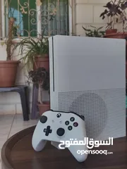  1 Xbox one s  استعمال خفيف في مجال للتفاوض