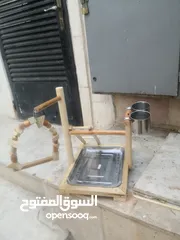  6 ستاندات ببغاء أحجام وأشكال مختلفة من الخشب ومن المعدن متحركه بعجلات وبدون مع صينية واكواخ كلاب