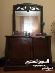  1 غرفة نوم تفصيل بحالة ممتازة للبيع وممكن بيع خزانة او سرير لحال