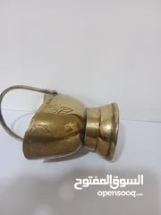  28 وعاء تقليدي مصنوع يدويا يستخدم لحمل الفحم أو الحطب مزخرف برسومات أنتيك قديم جدا لون ذهبي