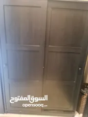  1 خزانة خشب سحابات بحالة سليمة