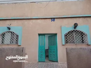  4 شقتين على قطعة الأرض 700متر مربع مساحة الواحدة 150 مكونه من أربع غرف وصاله و مطبخ نظام أمريكي رسبشن