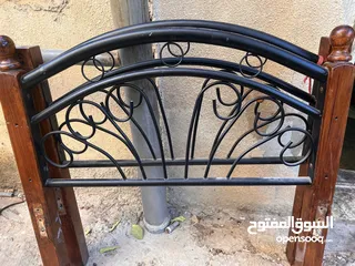 1 سرير حديد وخشب