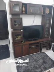  1 بوفيه مميز وطقم طربيزات وثريا وشاشة 42 هيتاشي بحالة الجديد بسعر مغري