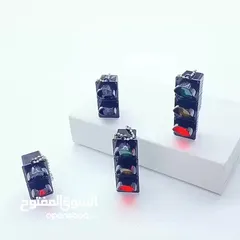  7 مداليه شكل اشارة مرور مضيئه   و تعليميه للاطفال  لتميز كل لون  من اشارلت المرور و اشارة المشاه   بشك