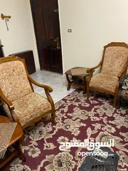  4 طقم كنب خشب زان بحالة جيده جدا 9مقاعد اربع مفردات ثلاثيه ومجوزة مع السجاده وثريات عدد اثنين