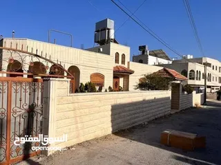  18 بيت مستقل ڤيلا جانبية مميزة للبيع في بني نعيم قضاء الخليل وعليه اطلالة جميلة جدا وفي منطقة مرتفعة