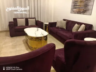  13 جلسة فاخرة بتصميم عصري وألوان ملكية! طقم كنب متكامل باللون العنابي الغني، قماش مخملي ناعم ومريح