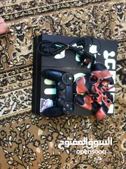  2 PS4بحالت الوكاله ممتاز معه ايد وحده ويد خربانه دينارين بتصلحها