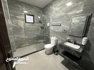  25 غرف وشقق فندقية نظيفة على البحر وبجانب السوق، موقع ممتاز، مطاعم، موقف عام، بلكونات، انترنت، مكيفات.