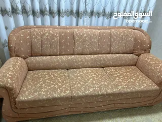  3 طقم كنب كامل للبيع بحالة ممتازة