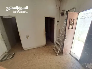  14 ارض ومنزل للبيع في ماركا نمره ثنين عن الشارع والسوق وفي دخله ع الارض من الخلف