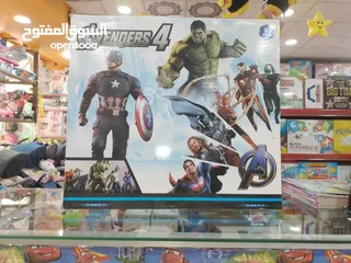  2 شخصيات افينجر مع اقنعه.