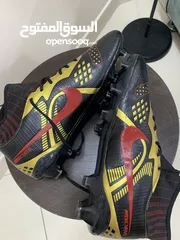  4 حذاء نايك اسود مطلي بالذهبي والاحمر  مقاس 42