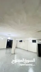  3 مخزن واسع للايجار مع رمبة بسعر مناسب