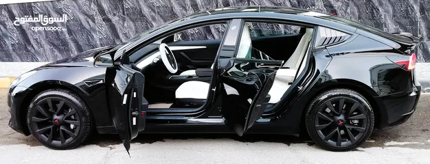  30 تيسلا 2023 model 3 فحص كامل اوتوسكور لون اسود ملوكي داخلي ابيض بحالة الوكالة بسعر لقطة ومحروووق