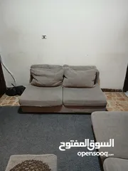  3 موجود عندي طاوله سفره وطقم كنبايات. وطقم كورنر مع طاوله. وشاشه ال جي. وخزانه. كامل للبيع.