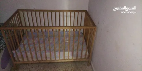  2 سرير اطفال من آيكيا  شبه وكالة استعمال خفيف جدا ولا خدش فيه نظيف للبيع بسعر مناسب