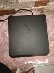  1 بلاستيشن 4للبيع مع ثلاث أيادي
