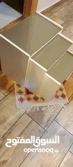  3 طاولة وسط ومعها طقم سيرفيس